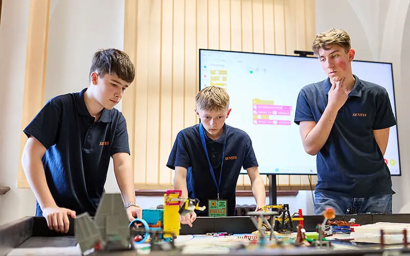 Team Experience at the competition table during the D-A-CH final in Leipzig