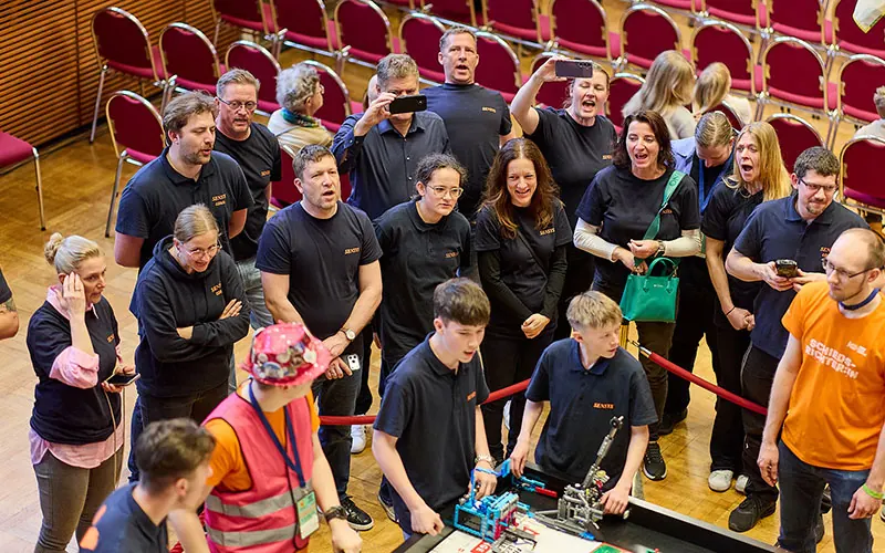 Participants and audience following a competition segment up close