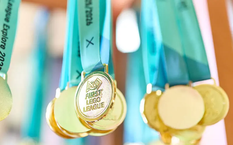 Medals from the D-A-CH final with turquoise ribbons