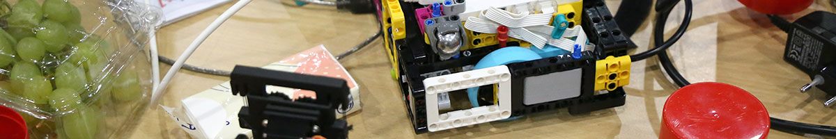 LEGO-Roboter auf einem Wettbewerbstisch