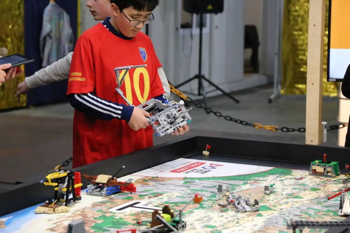 Kind präsentiert ein LEGO-Modell