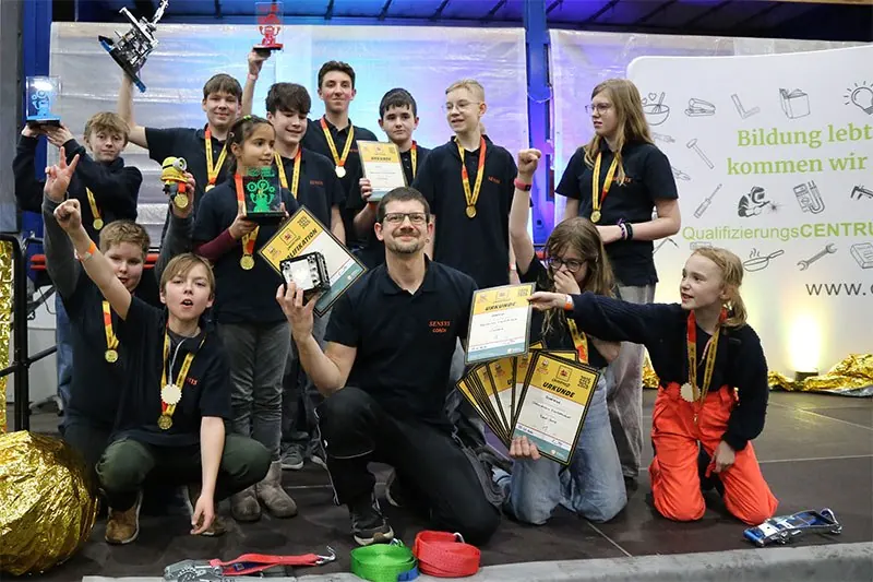 LEGO-AG-Teams mit Medaillen und Urkunden bei der FIRST LEGO League