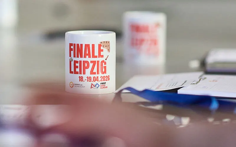 Becher mit Finale-Leipzig-Aufdruck im Veranstaltungsbereich