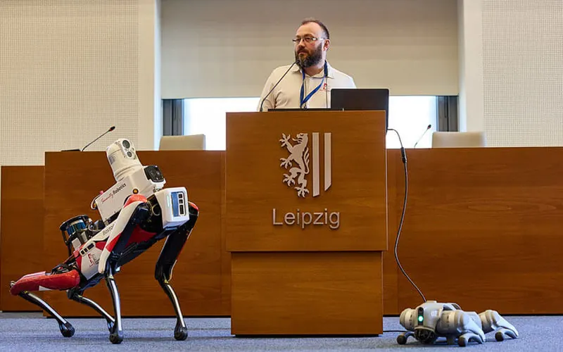LEGO-Roboter auf der Bühne während eines Programmpunkts