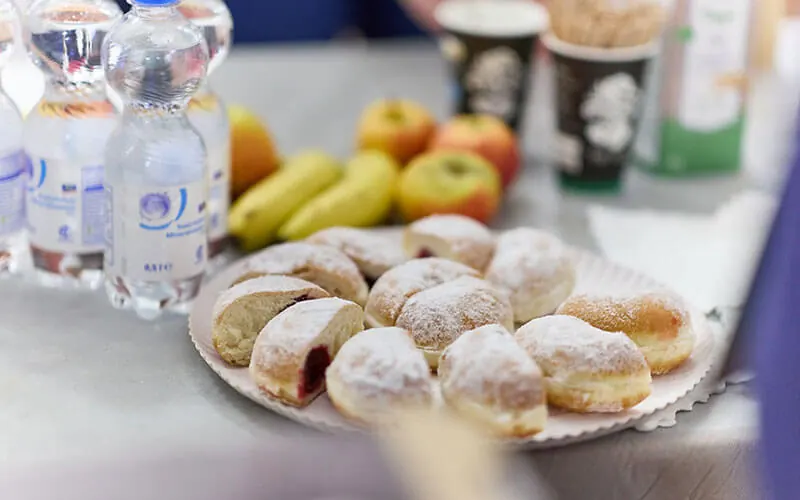 Verpflegung mit Gebäck, Obst und Getränken im Veranstaltungsbereich