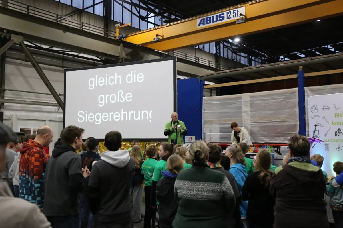 Teilnehmende versammeln sich vor der Siegerehrung